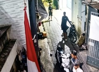 Dapat Ancaman Fisik, Wartawan Resmi Laporkan ke Polrestabes Makassar FOTO: Tiga orang pelaku terekam CCTV saat mendatangi rumah pewarta. (Ist)