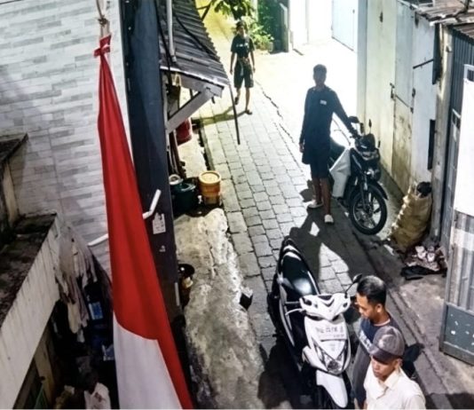 Dapat Ancaman Fisik, Wartawan Resmi Laporkan ke Polrestabes Makassar FOTO: Tiga orang pelaku terekam CCTV saat mendatangi rumah pewarta. (Ist)