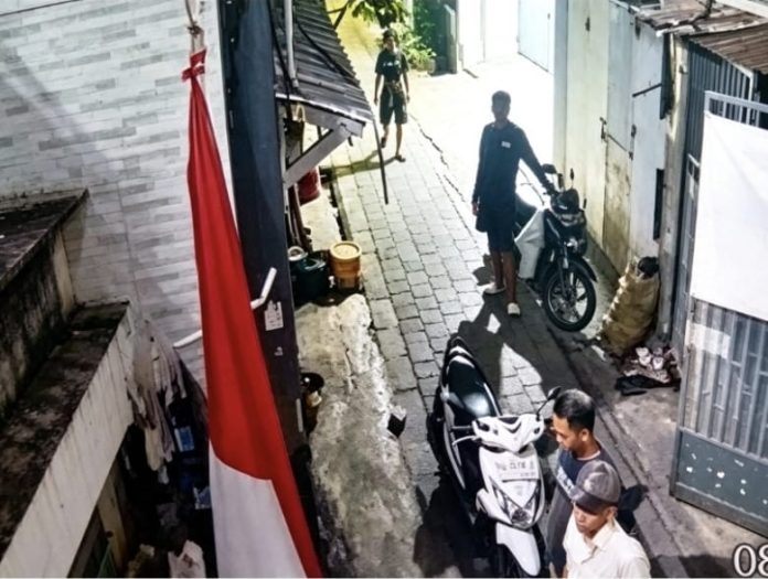 FOTO: Tiga orang pelaku terekam CCTV saat mendatangi rumah pewarta. (Ist)
