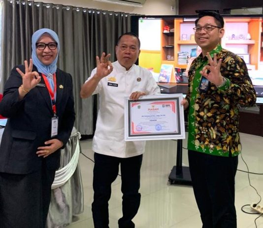 Terobosan Kadis DPMD Luwu Utara, Program OKE DESA Dorong Tata Kelola Desa Berbasis Hasil Ket Foto: Hj. Andi Syarifah Muhaeminah, S.E., M.Si., Plt. Kepala DPMD Luwu Utara (Ibu Berjilbab, Ist*)