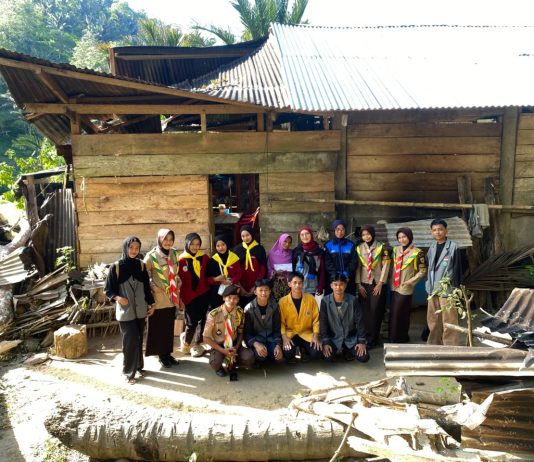 Pramuka MA Muhammadiyah Tengah Lembang Ikut Salurkan Bantuan untuk Warga Terdampak Pohon Tumbang di Turungan Baji FOTO: Gerakan Pramuka Pangkalan MA Muhammadiyah Tengah Lembang, Kabupaten Sinjai, menyalurkan bantuan sosial kepada salah satu warga yang mengalami musibah rumahnya tertimpa pohon tumbang di Dusun Bilulu, Desa Turungan Baji, Kecamatan Sinjai Barat, Kabupaten Sinjai. Selasa (25/8/2026)
