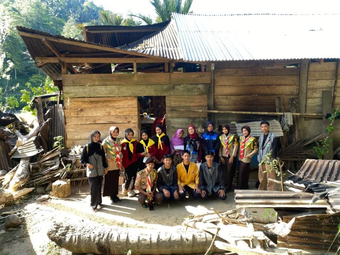 FOTO: Gerakan Pramuka Pangkalan MA Muhammadiyah Tengah Lembang, Kabupaten Sinjai, menyalurkan bantuan sosial kepada salah satu warga yang mengalami musibah rumahnya tertimpa pohon tumbang di Dusun Bilulu, Desa Turungan Baji, Kecamatan Sinjai Barat, Kabupaten Sinjai. Selasa (25/8/2026)