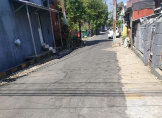 Aspal Tipis di Blok M Minasaupa Tuai Sorotan, FMPI akan Minta Uji Lab di Dinas Terkait FOTO: Kondisi aspal di pengerjaan jalan lingkungan di Blok M Minasaupa. (Ist)