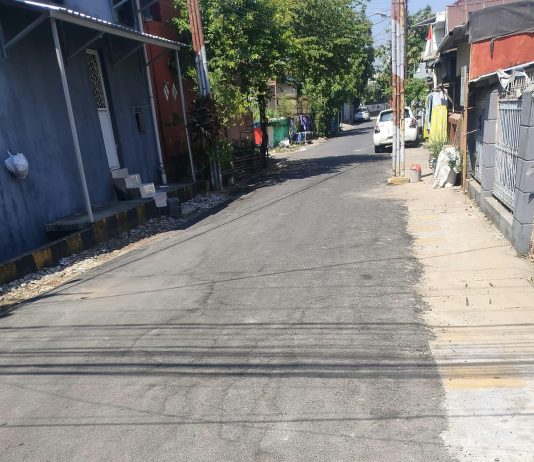 Aspal Tipis di Blok M Minasaupa Tuai Sorotan, FMPI akan Minta Uji Lab di Instansi Terkait FOTO: Kondisi aspal di pengerjaan jalan lingkungan di Blok M Minasaupa. (Ist)