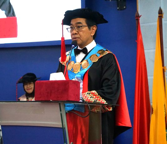 Unhas Kukuhkan Lima Guru Besar, Rektor: Dorong Produktivitas dan Publikasi Ilmiah FOTO: Rektor Unhas, Prof. Dr. Ir. Jamaluddin Jompa, M.Sc.,