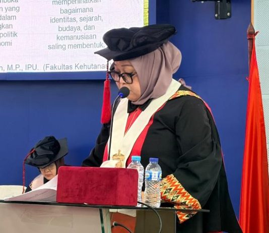 Prof. Dra.Herawaty Abbas Raih Gelar Guru Besar Universitas Hasanuddin FOTO: Prof. Dra. Herawaty Abbas, M.Hum., M.A., Ph.D. Guru Besar Bidang Ilmu Kesusastraan, Fakultas Ilmu Budaya.