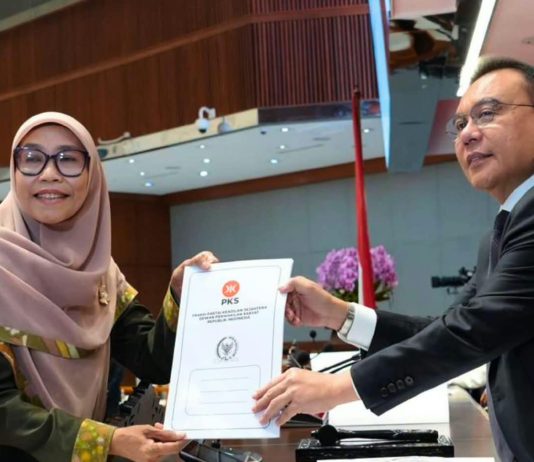 Sufmi Dasco RUU Perampasan Aset Paling Lambat Rampung 15 Desember 2026 FOTO: Wakil Ketua DPR RI, Sufmi Dasco Ahmad saat menerima salah anggota DPR RI Fraksi PKS dalam Rapat Paripurna DPR RI di Kompleks Parlemen, Senayan, Jakarta, Kamis, 27 Agustus 2026.