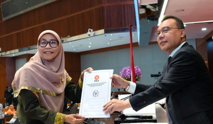 FOTO: Wakil Ketua DPR RI, Sufmi Dasco Ahmad saat menerima salah anggota DPR RI Fraksi PKS dalam Rapat Paripurna DPR RI di Kompleks Parlemen, Senayan, Jakarta, Kamis, 27 Agustus 2026.