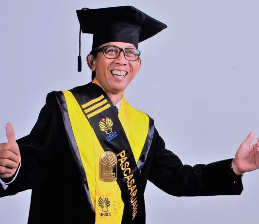 Satu Lagi Bacalon Rektor UNM yang Menyatakan Siap Mendaftar FOTO: Dr. Andi Baetal Mukadas, S.Pd., M.Sn., Dosen Fakultas Seni dan Desain Universitas Negeri Makassar (UNM).
