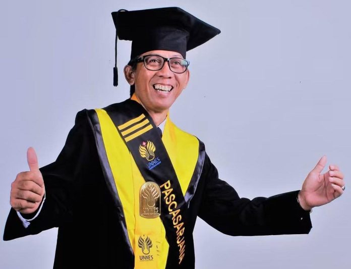 FOTO: Dr. Andi Baetal Mukadas, S.Pd., M.Sn., Dosen Fakultas Seni dan Desain Universitas Negeri Makassar (UNM). FOTO: Dr. Andi Baetal Mukadas, S.Pd., M.Sn., Dosen Fakultas Seni dan Desain Universitas Negeri Makassar (UNM).