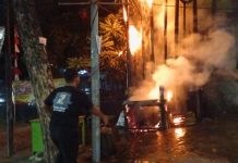 Binmas Tamamaung Gercep! Kebakaran Hebat di Pettarani Berhasil Dipadamkan Sebelum Meluas FOTO: Warga di sekitar Jalan A.P. Pettarani, Makassar, dibuat panik oleh kobaran api yang muncul pada Kamis malam sekitar pukul 21.15 WITA, tepat di samping Kantor Dinas Pendidikan Kota Makassar. Kamis malam (27/8/2026)