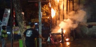 Binmas Tamamaung Gercep! Kebakaran Hebat di Pettarani Berhasil Dipadamkan Sebelum Meluas FOTO: Warga di sekitar Jalan A.P. Pettarani, Makassar, dibuat panik oleh kobaran api yang muncul pada Kamis malam sekitar pukul 21.15 WITA, tepat di samping Kantor Dinas Pendidikan Kota Makassar. Kamis malam (27/8/2026)
