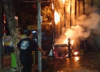 Binmas Tamamaung Gercep! Kebakaran Hebat di Pettarani Berhasil Dipadamkan Sebelum Meluas FOTO: Warga di sekitar Jalan A.P. Pettarani, Makassar, dibuat panik oleh kobaran api yang muncul pada Kamis malam sekitar pukul 21.15 WITA, tepat di samping Kantor Dinas Pendidikan Kota Makassar. Kamis malam (27/8/2026)