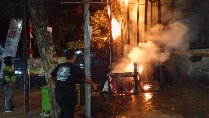 FOTO: Warga di sekitar Jalan A.P. Pettarani, Makassar, dibuat panik oleh kobaran api yang muncul pada Kamis malam sekitar pukul 21.15 WITA, tepat di samping Kantor Dinas Pendidikan Kota Makassar. Kamis malam (27/8/2026)