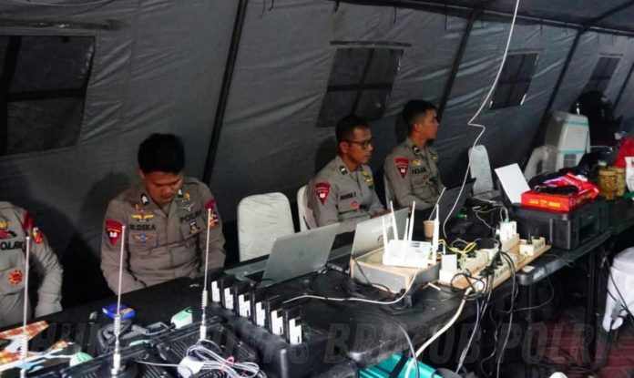 FOTO: Kesiapsiagaan personel Pasukan Pelopor Korbrimob Polri terus diperkuat dalam mendukung pengamanan penyampaian pendapat di muka umum. Di tengah berlangsungnya aksi unjuk rasa sejumlah elemen masyarakat di kawasan Gedung DPR/MPR RI, Senayan, Jakarta, Kamis (27/8/2026). (Dok Humas Korps Brimob Polri)