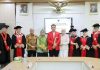 Laskar Sulsel Apresiasi Capaian Gelar Doktor Mohammad Romadhon Afwan, Illank Radjab: Gelar Akademik Harus Menjadi Kekuatan dalam Pengabdian FOTO: Dr. Mohammad Romadhon Afwana, S.H., MH,.M.Kn., Kepala Rutan Makassar usai menerima gelar doktor dari Fakultas Hukum Universitas Hasanuddin Makassar.