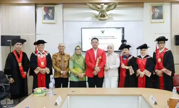 FOTO: Dr. Mohammad Romadhon Afwana, S.H., MH,.M.Kn., Kepala Rutan Makassar usai menerima gelar doktor dari Fakultas Hukum Universitas Hasanuddin Makassar. FOTO: Dr. Mohammad Romadhon Afwana, S.H., MH,.M.Kn., Kepala Rutan Makassar usai menerima gelar doktor dari Fakultas Hukum Universitas Hasanuddin Makassar.