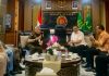 Pengurus DPP KKT Silahturahmi dengan Kajati Sulsel FOTO: Kepala Kejaksaan Tinggi (Kajati) Sulawesi Selatan, Muhammad Syarifuddin, S.H., M.H., menert pengurus DPP Kerukunan Keluarga Turatea (KKT) di ruang kerja Kajati Sulsel.