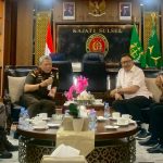 Pengurus DPP KKT Silahturahmi dengan Kajati Sulsel FOTO: Kepala Kejaksaan Tinggi (Kajati) Sulawesi Selatan, Muhammad Syarifuddin, S.H., M.H., menert pengurus DPP Kerukunan Keluarga Turatea (KKT) di ruang kerja Kajati Sulsel.