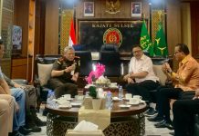 Pengurus DPP KKT Silahturahmi dengan Kajati Sulsel FOTO: Kepala Kejaksaan Tinggi (Kajati) Sulawesi Selatan, Muhammad Syarifuddin, S.H., M.H., menert pengurus DPP Kerukunan Keluarga Turatea (KKT) di ruang kerja Kajati Sulsel.
