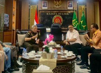 Pengurus DPP KKT Silahturahmi dengan Kajati Sulsel FOTO: Kepala Kejaksaan Tinggi (Kajati) Sulawesi Selatan, Muhammad Syarifuddin, S.H., M.H., menert pengurus DPP Kerukunan Keluarga Turatea (KKT) di ruang kerja Kajati Sulsel.