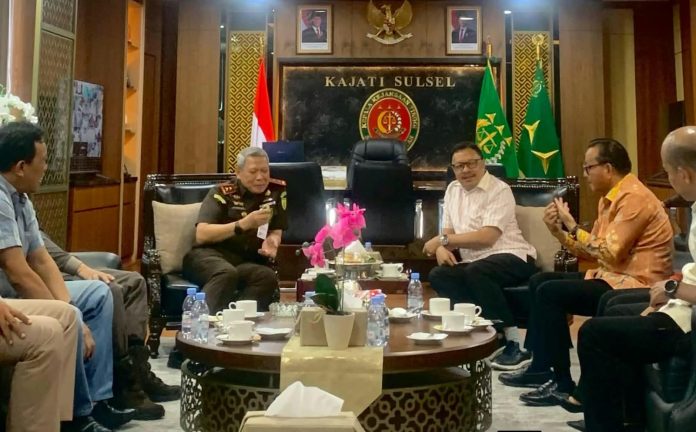 FOTO: Kepala Kejaksaan Tinggi (Kajati) Sulawesi Selatan, Muhammad Syarifuddin, S.H., M.H., menert pengurus DPP Kerukunan Keluarga Turatea (KKT) di ruang kerja Kajati Sulsel. FOTO: Kepala Kejaksaan Tinggi (Kajati) Sulawesi Selatan, Muhammad Syarifuddin, S.H., M.H., menert pengurus DPP Kerukunan Keluarga Turatea (KKT) di ruang kerja Kajati Sulsel.