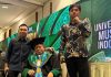 Aldin Bulen Resmi Menyandang Gelar Doktor di Bidang Ilmu Hukum Universitas Muslim Indonesia FOTO: Dr. Drs. H.Aldin Bulen, S.H., M.H., (Tengah) diapit kedua putranya, Din Aleif Alwan Aldin dan Din Arie Lutfi Aldin, S.H., usai mengikuti prosesi wisuda di Universitas Muslim Indonesia (UMI) yang berlangsung pada Jumat pagi di Ballroom Hotel Claro Makassar. Jumat (28/8/2026).