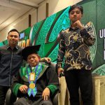 Aldin Bulen Resmi Menyandang Gelar Doktor di Bidang Ilmu Hukum Universitas Muslim Indonesia FOTO: Dr. Drs. H.Aldin Bulen, S.H., M.H., (Tengah) diapit kedua putranya, Din Aleif Alwan Aldin dan Din Arie Lutfi Aldin, S.H., usai mengikuti prosesi wisuda di Universitas Muslim Indonesia (UMI) yang berlangsung pada Jumat pagi di Ballroom Hotel Claro Makassar. Jumat (28/8/2026).