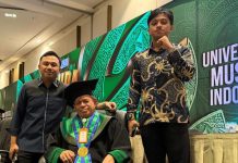 Aldin Bulen Resmi Menyandang Gelar Doktor di Bidang Ilmu Hukum Universitas Muslim Indonesia FOTO: Dr. Drs. H.Aldin Bulen, S.H., M.H., (Tengah) diapit kedua putranya, Din Aleif Alwan Aldin dan Din Arie Lutfi Aldin, S.H., usai mengikuti prosesi wisuda di Universitas Muslim Indonesia (UMI) yang berlangsung pada Jumat pagi di Ballroom Hotel Claro Makassar. Jumat (28/8/2026).