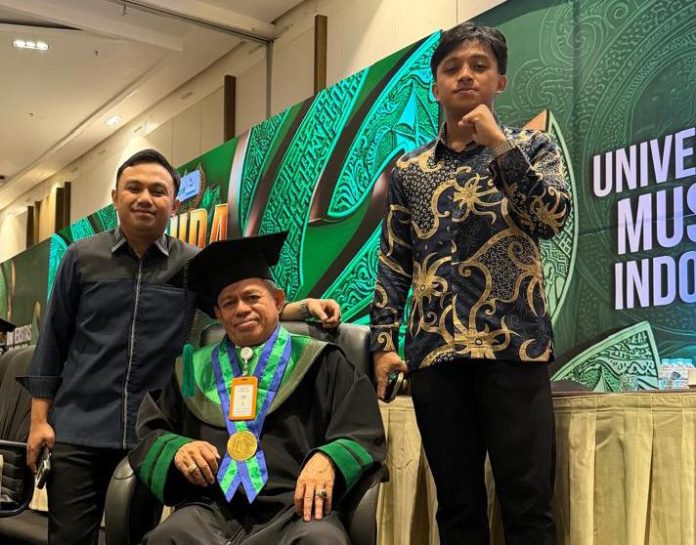 FOTO: Dr. Drs. H.Aldin Bulen, S.H., M.H., (Tengah) diapit kedua putranya, Din Aleif Alwan Aldin dan Din Arie Lutfi Aldin, S.H., usai mengikuti prosesi wisuda di Universitas Muslim Indonesia (UMI) yang berlangsung pada Jumat pagi di Ballroom Hotel Claro Makassar. Jumat (28/8/2026). FOTO: Dr. Drs. H.Aldin Bulen, S.H., M.H., (Tengah) diapit kedua putranya, Din Aleif Alwan Aldin dan Din Arie Lutfi Aldin, S.H., usai mengikuti prosesi wisuda di Universitas Muslim Indonesia (UMI) yang berlangsung pada Jumat pagi di Ballroom Hotel Claro Makassar. Jumat (28/8/2026).