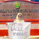 Petani Laoli Gugat Legalitas HPL Pemkab Lutim di PTUN, Klaim Lahan Dikuasai Sejak 1998 FOTO: Salah satu warga di Dusun Laoli, Desa Harapan, Kecamatan Malili, Kabupaten Luwu Timur saat menggelar aksi unjuk rasa di Pengadilan TUN Makassar. (ist)