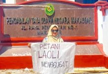 Petani Laoli Gugat Legalitas HPL Pemkab Lutim di PTUN, Klaim Lahan Dikuasai Sejak 1998 FOTO: Salah satu warga di Dusun Laoli, Desa Harapan, Kecamatan Malili, Kabupaten Luwu Timur saat menggelar aksi unjuk rasa di Pengadilan TUN Makassar. (ist)