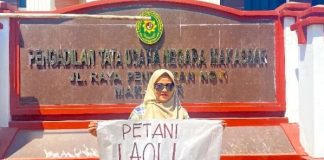 Petani Laoli Gugat Legalitas HPL Pemkab Lutim di PTUN, Klaim Lahan Dikuasai Sejak 1998 FOTO: Salah satu warga di Dusun Laoli, Desa Harapan, Kecamatan Malili, Kabupaten Luwu Timur saat menggelar aksi unjuk rasa di Pengadilan TUN Makassar. (ist)