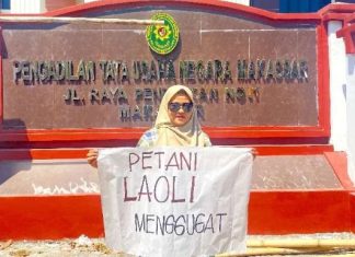 Petani Laoli Gugat Legalitas HPL Pemkab Lutim di PTUN, Klaim Lahan Dikuasai Sejak 1998 FOTO: Salah satu warga di Dusun Laoli, Desa Harapan, Kecamatan Malili, Kabupaten Luwu Timur saat menggelar aksi unjuk rasa di Pengadilan TUN Makassar. (ist)