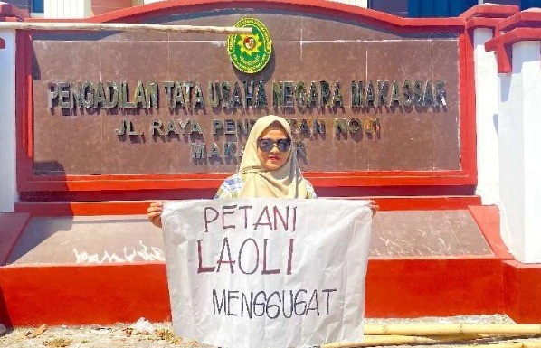 FOTO: Salah satu warga di Dusun Laoli, Desa Harapan, Kecamatan Malili, Kabupaten Luwu Timur saat menggelar aksi unjuk rasa di Pengadilan TUN Makassar. (ist) FOTO: Salah satu warga di Dusun Laoli, Desa Harapan, Kecamatan Malili, Kabupaten Luwu Timur saat menggelar aksi unjuk rasa di Pengadilan TUN Makassar. (ist)