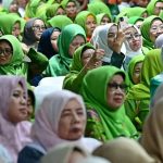 Lima Hari Muktamar, Puluhan Miliar Berputar: Ke Mana Uang Itu Pergi Setelah Muktamar Selesai? FOTO: Muslimah NU saat mengikuti pembukaan Muktamar ke-35 Nahdlatul Ulama (NU) Tahun 2026 di Lapangan Untung Suropati Tambakberas, Jombang, Jawa Timur pada Kamis, 27 Agustus 2026. (Dok Seskab)