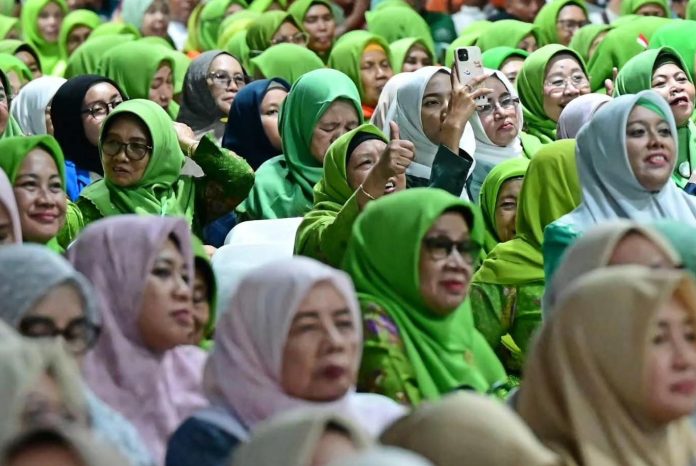 FOTO: Muslimah NU saat mengikuti pembukaan Muktamar ke-35 Nahdlatul Ulama (NU) Tahun 2026 di Lapangan Untung Suropati Tambakberas, Jombang, Jawa Timur pada Kamis, 27 Agustus 2026. (Dok Seskab)