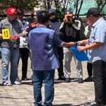 Perjalanan Panjang Kasus Korupsi di Dinkes Parepare, Akankah Eks Wali Kota Jadi Tersangka Baru Usai Rekonstruksi? FOTO: Rekonstruksi Kasus Korupsi Dana Dinkes Parepare. Peragaan penyerahan uang Rp600 juta dari eks Kadis Kesehatan Parepare dr Muhammad Yamin kepada eks Wakil Ketua DPRD Parepare Andi Firdaus Djollong, di area parkiran Teras Empang Cafe, Kota Parepare. (Ist)