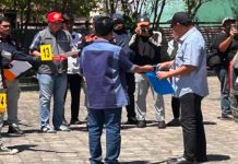 Perjalanan Panjang Kasus Korupsi di Dinkes Parepare, Akankah Eks Wali Kota Jadi Tersangka Baru Usai Rekonstruksi? FOTO: Rekonstruksi Kasus Korupsi Dana Dinkes Parepare. Peragaan penyerahan uang Rp600 juta dari eks Kadis Kesehatan Parepare dr Muhammad Yamin kepada eks Wakil Ketua DPRD Parepare Andi Firdaus Djollong, di area parkiran Teras Empang Cafe, Kota Parepare. (Ist)