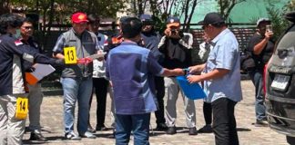 Perjalanan Panjang Kasus Korupsi di Dinkes Parepare, Akankah Eks Wali Kota Jadi Tersangka Baru Usai Rekonstruksi? FOTO: Rekonstruksi Kasus Korupsi Dana Dinkes Parepare. Peragaan penyerahan uang Rp600 juta dari eks Kadis Kesehatan Parepare dr Muhammad Yamin kepada eks Wakil Ketua DPRD Parepare Andi Firdaus Djollong, di area parkiran Teras Empang Cafe, Kota Parepare. (Ist)