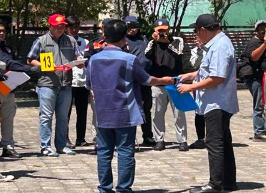 Perjalanan Panjang Kasus Korupsi di Dinkes Parepare, Akankah Eks Wali Kota Jadi Tersangka Baru Usai Rekonstruksi? FOTO: Rekonstruksi Kasus Korupsi Dana Dinkes Parepare. Peragaan penyerahan uang Rp600 juta dari eks Kadis Kesehatan Parepare dr Muhammad Yamin kepada eks Wakil Ketua DPRD Parepare Andi Firdaus Djollong, di area parkiran Teras Empang Cafe, Kota Parepare. (Ist)