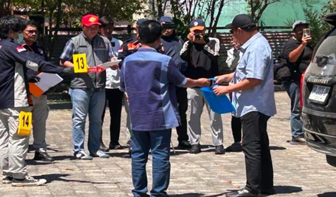 FOTO: Rekonstruksi Kasus Korupsi Dana Dinkes Parepare. Peragaan penyerahan uang Rp600 juta dari eks Kadis Kesehatan Parepare dr Muhammad Yamin kepada eks Wakil Ketua DPRD Parepare Andi Firdaus Djollong, di area parkiran Teras Empang Cafe, Kota Parepare. (Ist) FOTO: Rekonstruksi Kasus Korupsi Dana Dinkes Parepare. Peragaan penyerahan uang Rp600 juta dari eks Kadis Kesehatan Parepare dr Muhammad Yamin kepada eks Wakil Ketua DPRD Parepare Andi Firdaus Djollong, di area parkiran Teras Empang Cafe, Kota Parepare. (Ist)