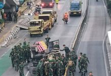 5 Unit Bangkai Truk Milik Ormas Dibakar Massa di Pejompongan Jakarta, Hercules Bantah Milik Anak Buahnya FOTO: Bangkai truk milik Ormas saat dipindahkan aparat usai dibakar massa di sekitar Pejompongan, Jakarta Pusat, saat terjadi kerusuhan. Kamis malam 27 Agustus 2026. (Dok via Facebook)