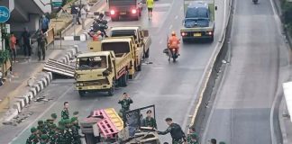 5 Unit Bangkai Truk Milik Ormas Dibakar Massa di Pejompongan Jakarta, Hercules Bantah Milik Anak Buahnya FOTO: Bangkai truk milik Ormas saat dipindahkan aparat usai dibakar massa di sekitar Pejompongan, Jakarta Pusat, saat terjadi kerusuhan. Kamis malam 27 Agustus 2026. (Dok via Facebook)