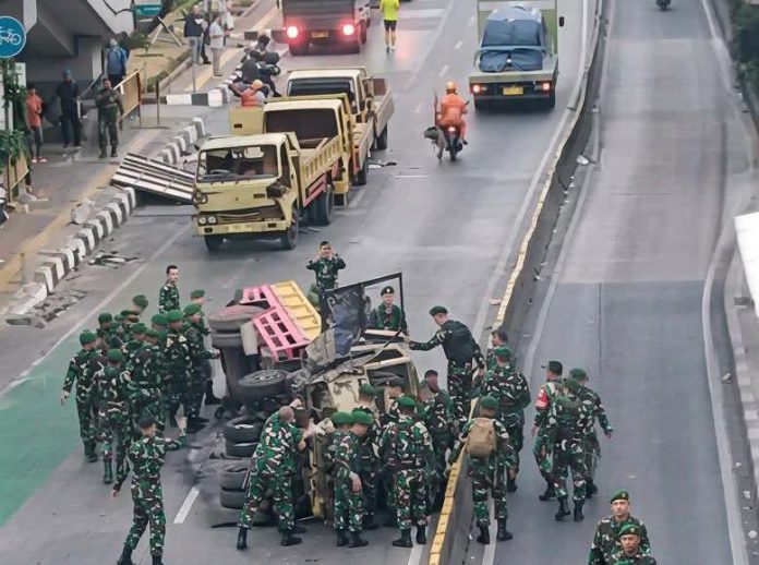 FOTO: Bangkai truk milik Ormas saat dipindahkan aparat usai dibakar massa di sekitar Pejompongan, Jakarta Pusat, saat terjadi kerusuhan. Kamis malam 27 Agustus 2026. (Dok via Facebook) FOTO: Bangkai truk milik Ormas saat dipindahkan aparat usai dibakar massa di sekitar Pejompongan, Jakarta Pusat, saat terjadi kerusuhan. Kamis malam 27 Agustus 2026. (Dok via Facebook)