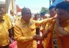 Di Jeneponto, IAS Ungkap Musda DPD II Kabupaten Kota, Digelar Bulan Oktober – November 2026 FOTO: Ketua DPD I Golkar Sulsel, Ilham Arief Sirajuddin bersama Rahman Pina saat menyematkan rompi partai golkar kepada salah satu tokoh pemuda di kabupaten Jeneponto. (LN)