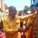 Di Jeneponto, IAS Ungkap Musda DPD II Kabupaten Kota, Digelar Bulan Oktober – November 2026 FOTO: Ketua DPD I Golkar Sulsel, Ilham Arief Sirajuddin bersama Rahman Pina saat menyematkan rompi partai golkar kepada salah satu tokoh pemuda di kabupaten Jeneponto. (LN)