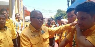 Di Jeneponto, IAS Ungkap Musda DPD II Kabupaten Kota, Digelar Bulan Oktober – November 2026 FOTO: Ketua DPD I Golkar Sulsel, Ilham Arief Sirajuddin bersama Rahman Pina saat menyematkan rompi partai golkar kepada salah satu tokoh pemuda di kabupaten Jeneponto. (LN)