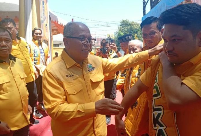 FOTO: Ketua DPD I Golkar Sulsel, Ilham Arief Sirajuddin bersama Rahman Pina saat menyematkan rompi partai golkar kepada salah satu tokoh pemuda di kabupaten Jeneponto. (LN)