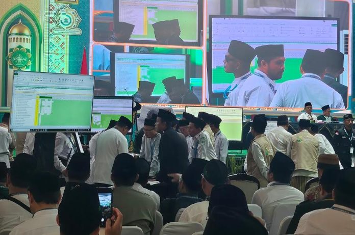 FOTO: Makmur Idrus melaporkan. Proses penghitungan usulan Ahlul Halli wal Aqdi (AHWA) pada Muktamar Nahdlatul Ulama ke-35 berlangsung dengan diikuti peserta dari PCNU, PWNU, serta PCINU. Ahad (30/8/2026)